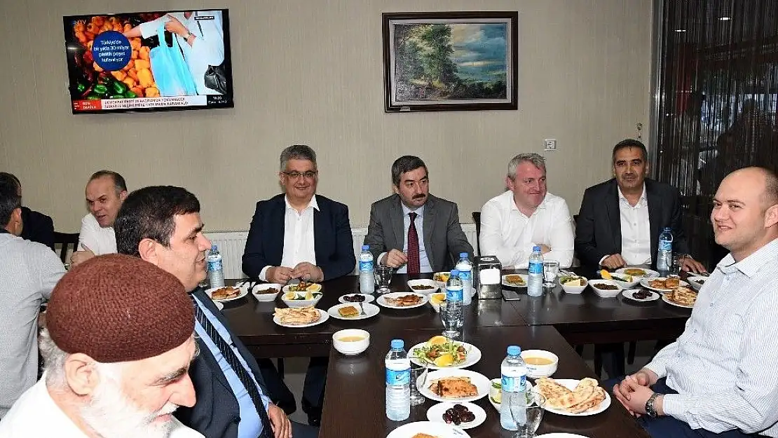 'Vali Pekmez özel idare çalışanları ile iftarda buluştu'