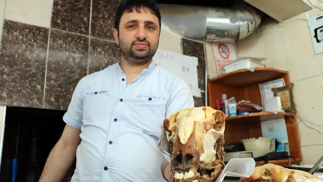 '12 saat piştikten sonra balta ile kırılıp yeniyor'