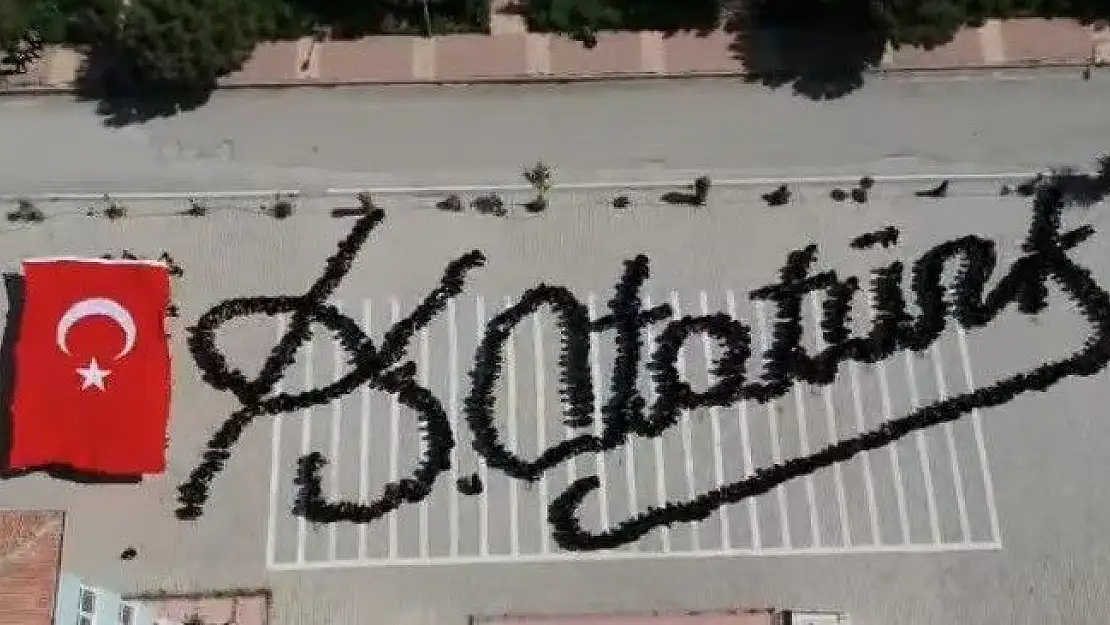 '690 öğrencinin yer aldığı ''Atatürk İmzası'' büyük ilgi gördü'