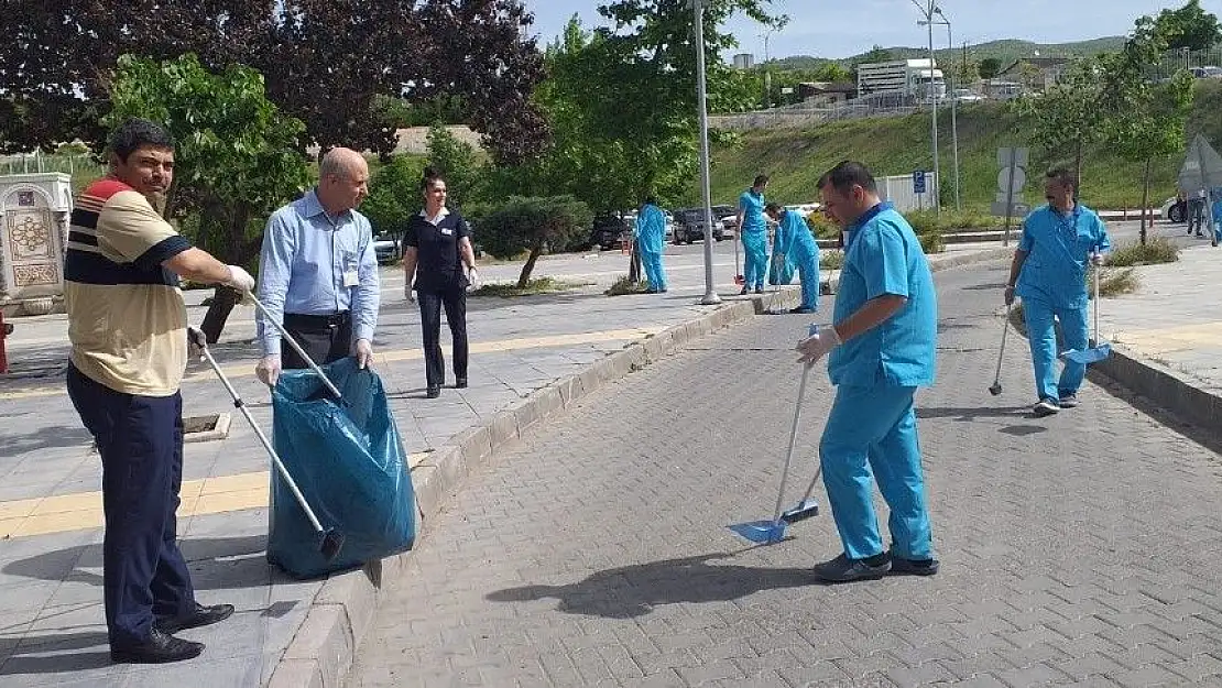 'Elazığ´da hastane personeli çöp topladı'