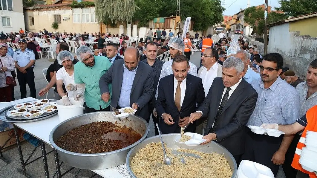 'Başkan Güder, Taştepe´de iftarda vatandaşla bir araya geldi'