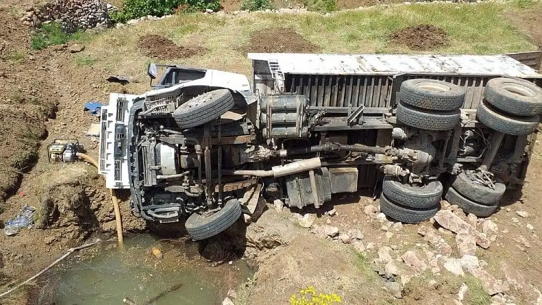 'Freni boşalan kamyon şarampole yuvarlandı'