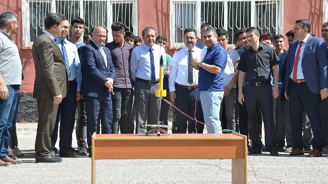 'Meslek lisesi öğrencileri 400 metre menzilli roket yaptı'