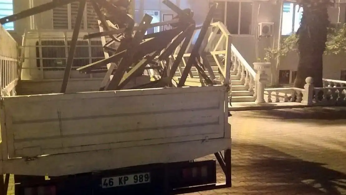 'Elektrik direğini çalarken suçüstü yakalandılar'