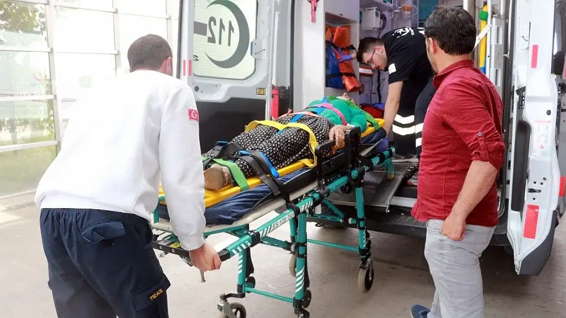'İki otomobil kafa kafaya çarpıştı: 8 yaralı'