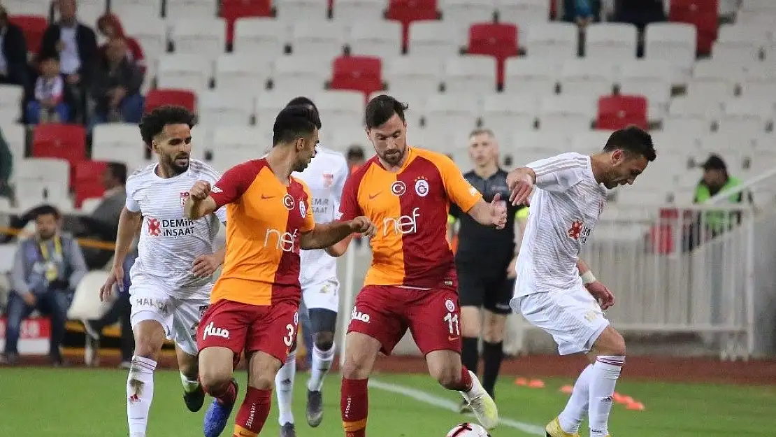'Spor Toto Süper Lig: DG Sivasspor: 2 - Galatasaray: 2 (İlk yarı)'