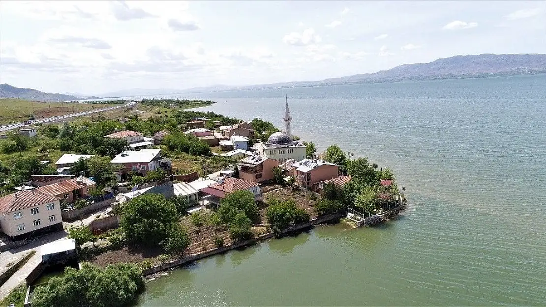 'Köy, suların yükselmesiyle eşsiz manzaraya büründü'