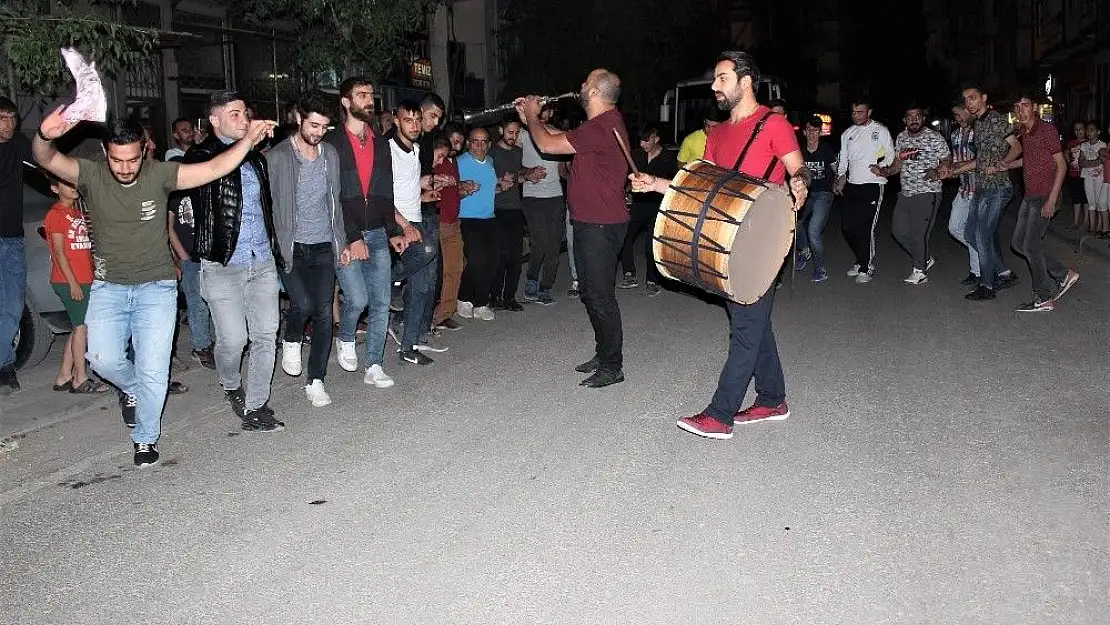'Elazığ´da davullu klarnetli sahur halayı'
