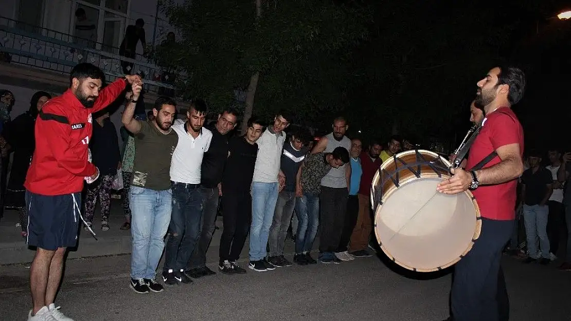 '(Tekrar) Elazığ´da davullu klarnetli sahur halayı'
