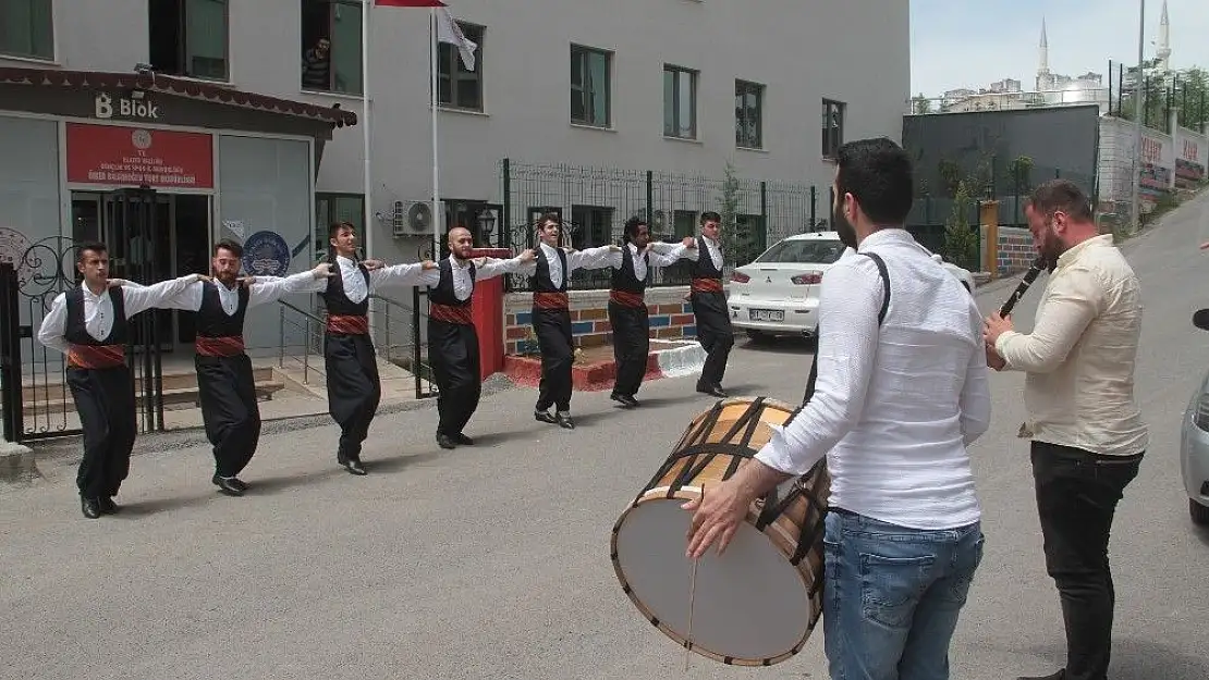 'Türk kültürünü halk oyunları ile öğreniyorlar'
