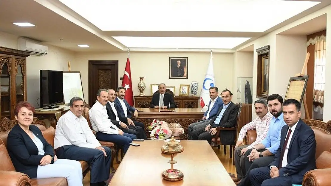 'AK Parti heyeti Rektör Turgut´u tebrik etti'