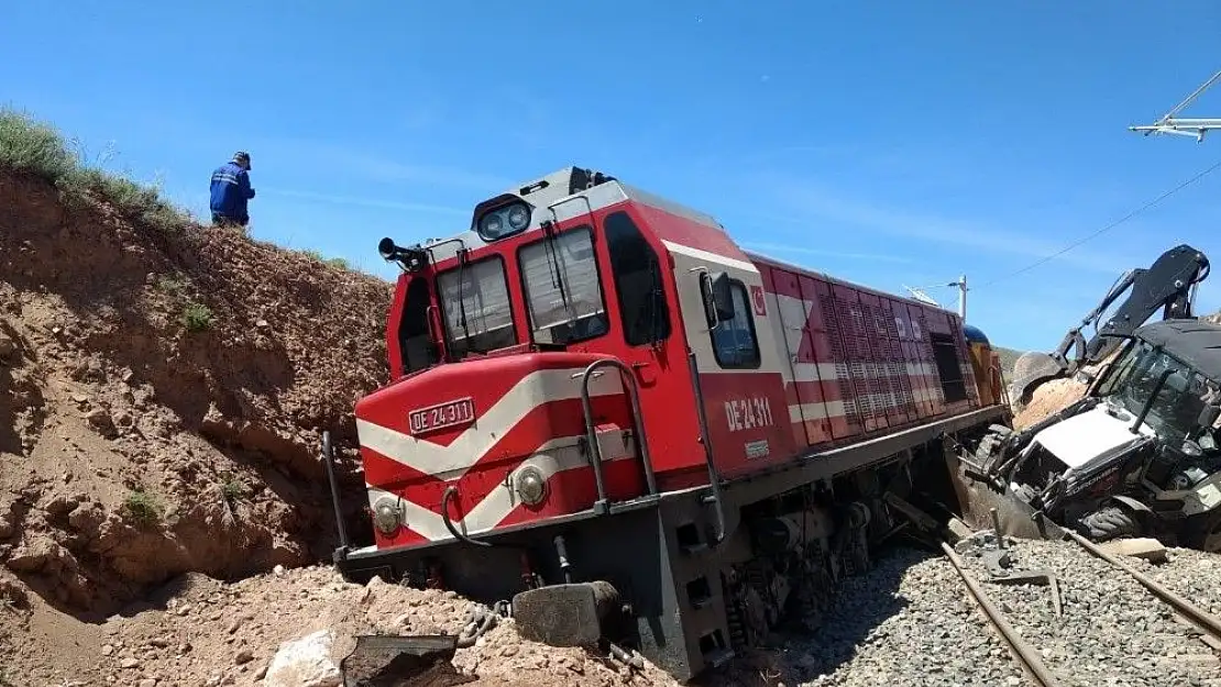 'Yük treni iş makinesine çarptı'