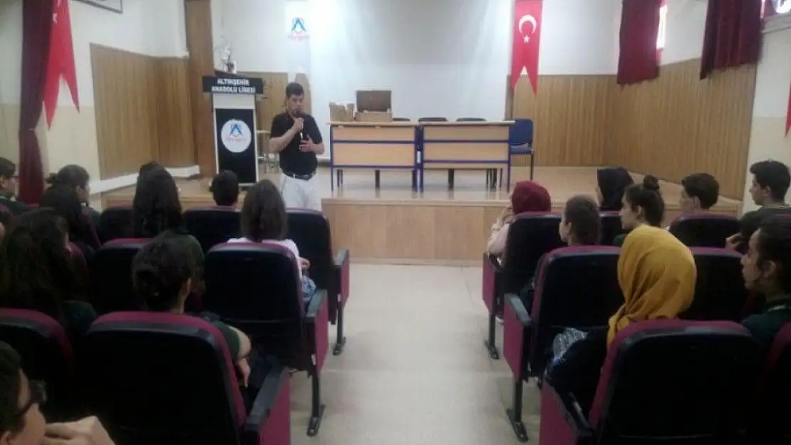 'Öğrencilere ''Proje Hazırlama Rehber'' kitapçığı dağıtıldı'
