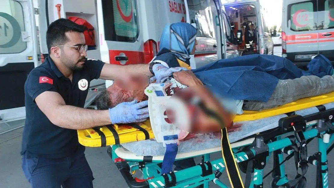 'Otomobil ile motosiklet çarpıştı: 2´si ağır 3 yaralı'