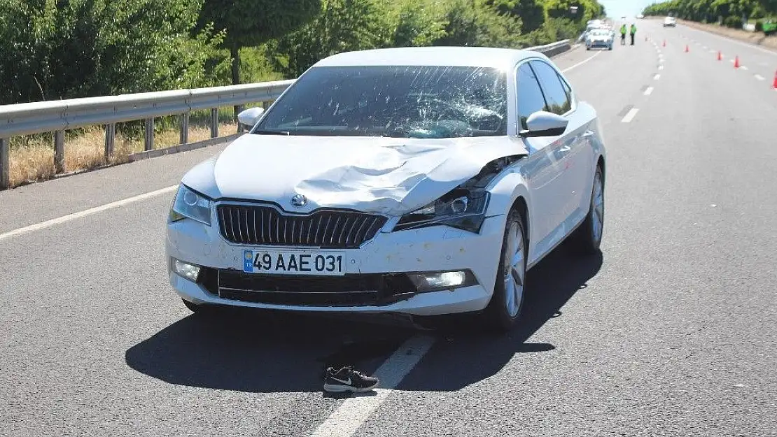 'Otomobilin çarptığı çocuk öldü, geriye ayakkabıları kaldı'