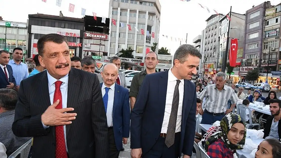 'Vali Baruş ve Başkan Gürkan iftarlarını çadırda açtı'