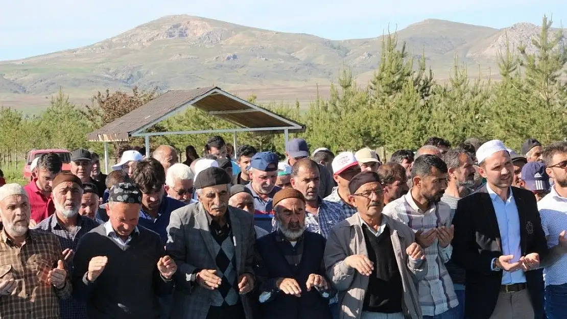 'Sivas´ta ilçe halkı yağmur duasına çıktı'