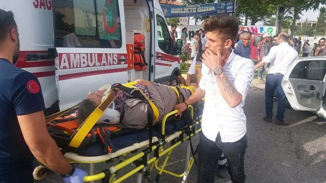 'Hafif ticari araç ile otomobil çarpıştı: 2 yaralı'