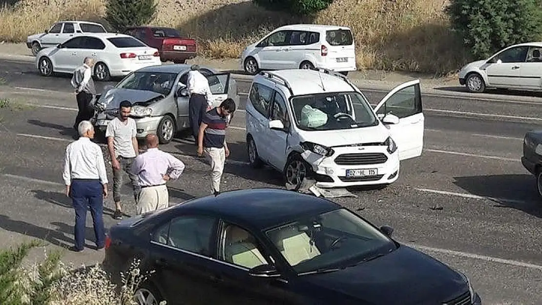 'İki otomobil çarpıştı: 3 yaralı'