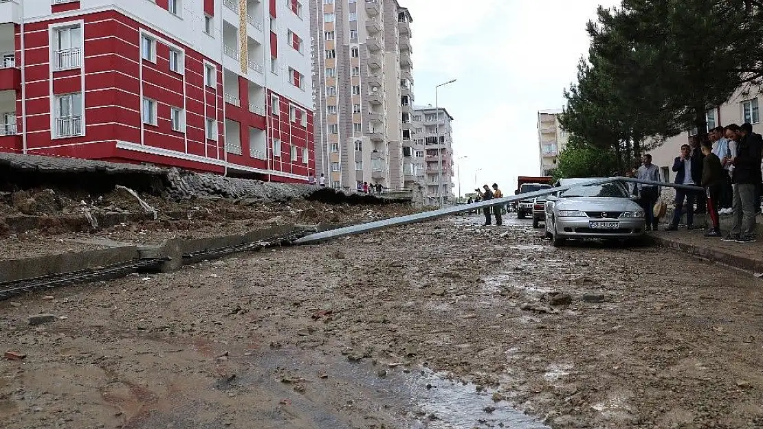 'Sivas´ta aşırı yağış sonrası sitesinin istinat duvarı çöktü'