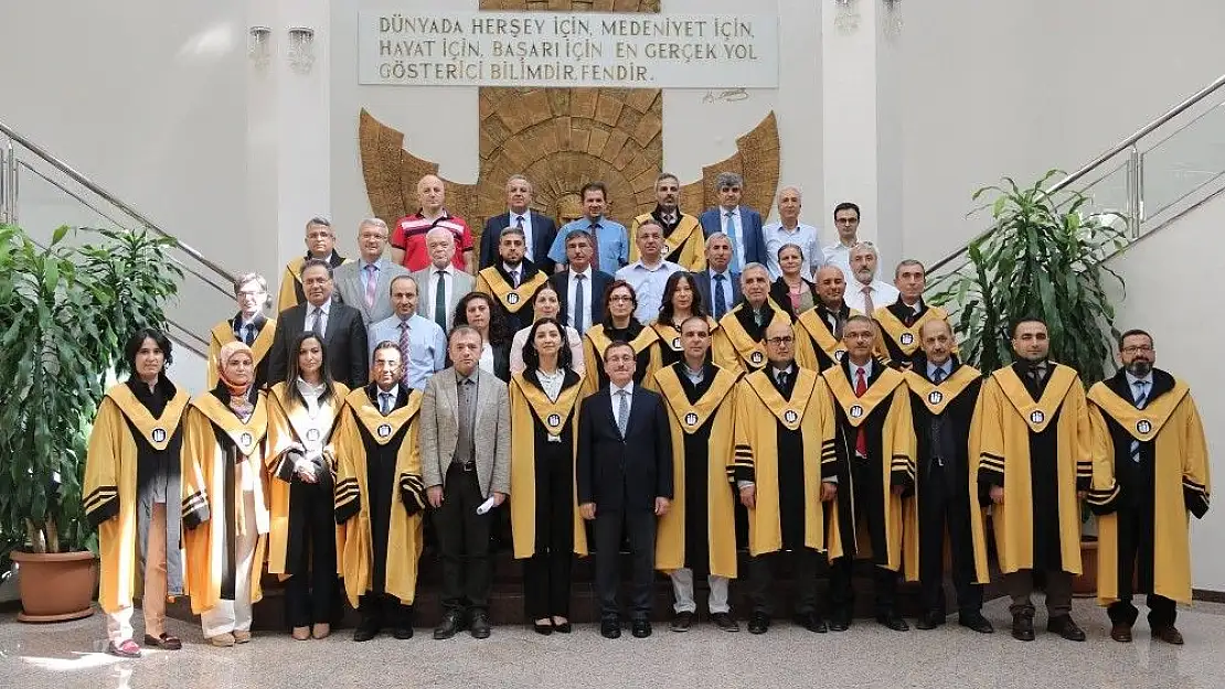 'Unvanda yükselen öğretim üyelerine cübbeleri giydirildi'