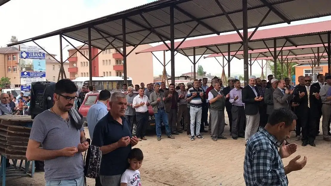 'İlçe halkı yağmur duasına çıktı'
