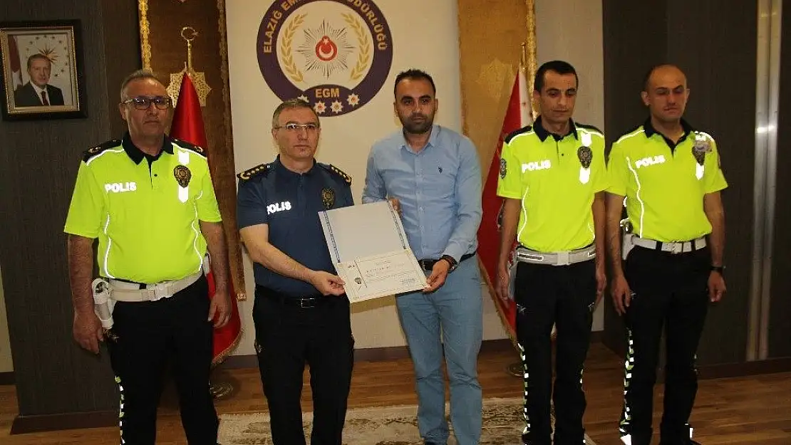 'Türkiye 8´incisi öğretmene emniyet müdürü Cangül, ödülünü verdi'