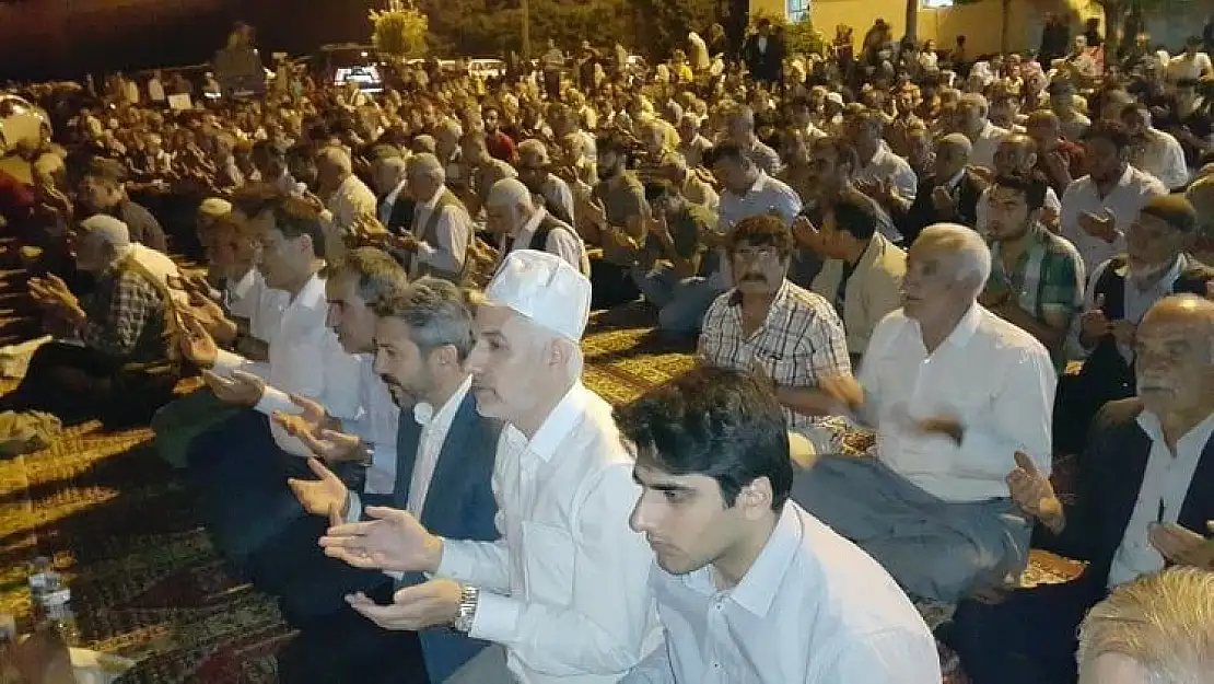'Kadir Gecesinde vatandaşlar Sahabede bir araya geldi'