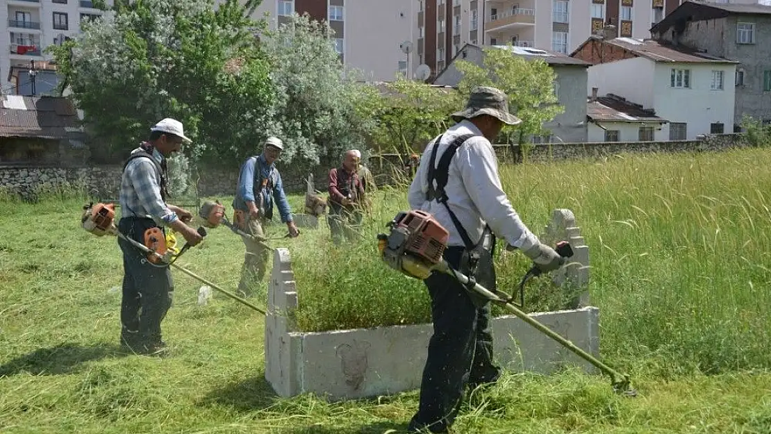 'Sivas´ta mezarlar bayrama hazırlanıyor'