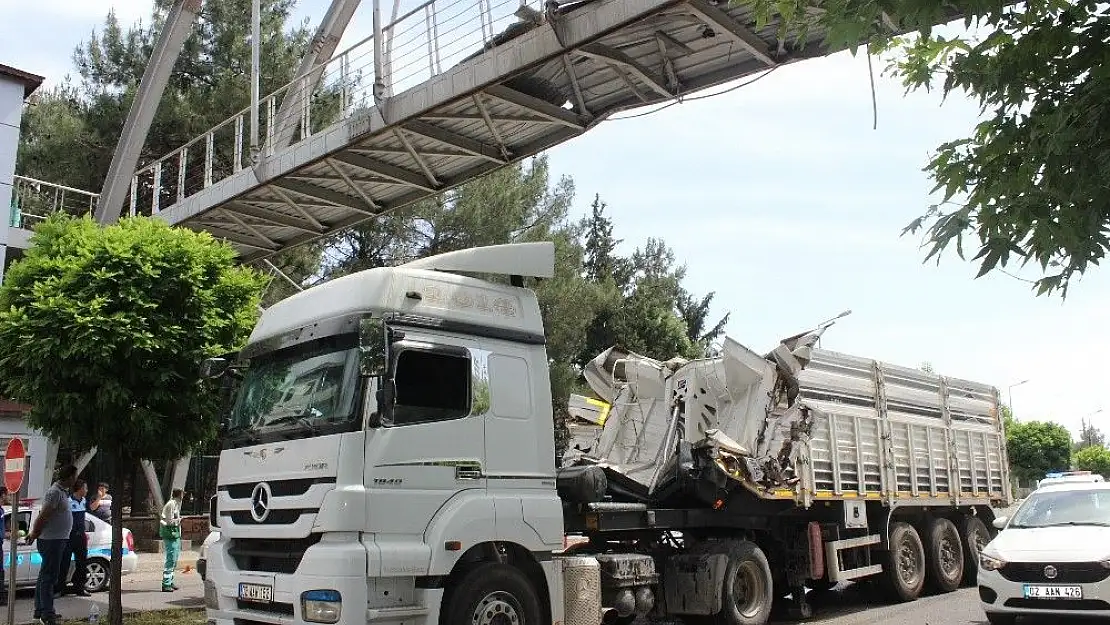 'Tır´ın dorsesi üst geçide çarptı'