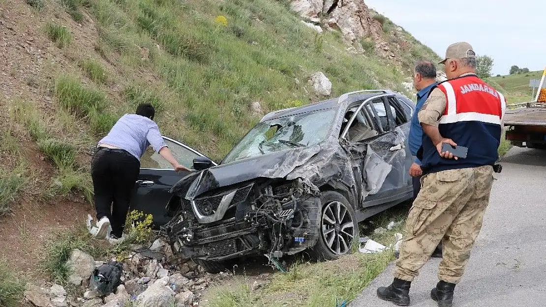 'Sivas´ta kontrolden çıkan otomobil uyarı levhasına çarptı: 4 yaralı'