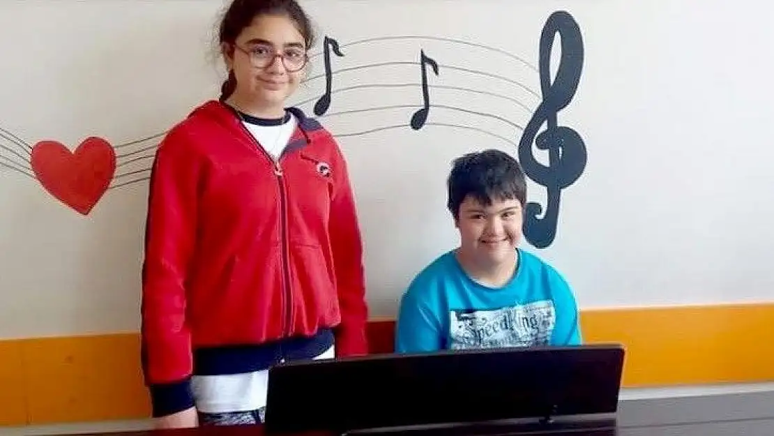 'Down Sendromlu çocuğa piyano çalmayı öğretti'