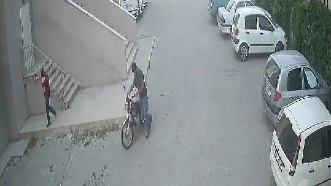 '24 saniyede motosikleti çaldılar'