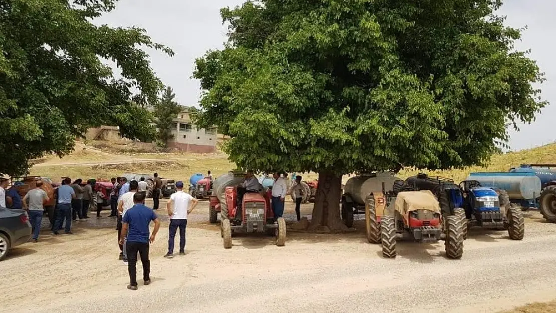 'Çakırhöyük Beldesinde traktör ve su tanklarıyla eylem'
