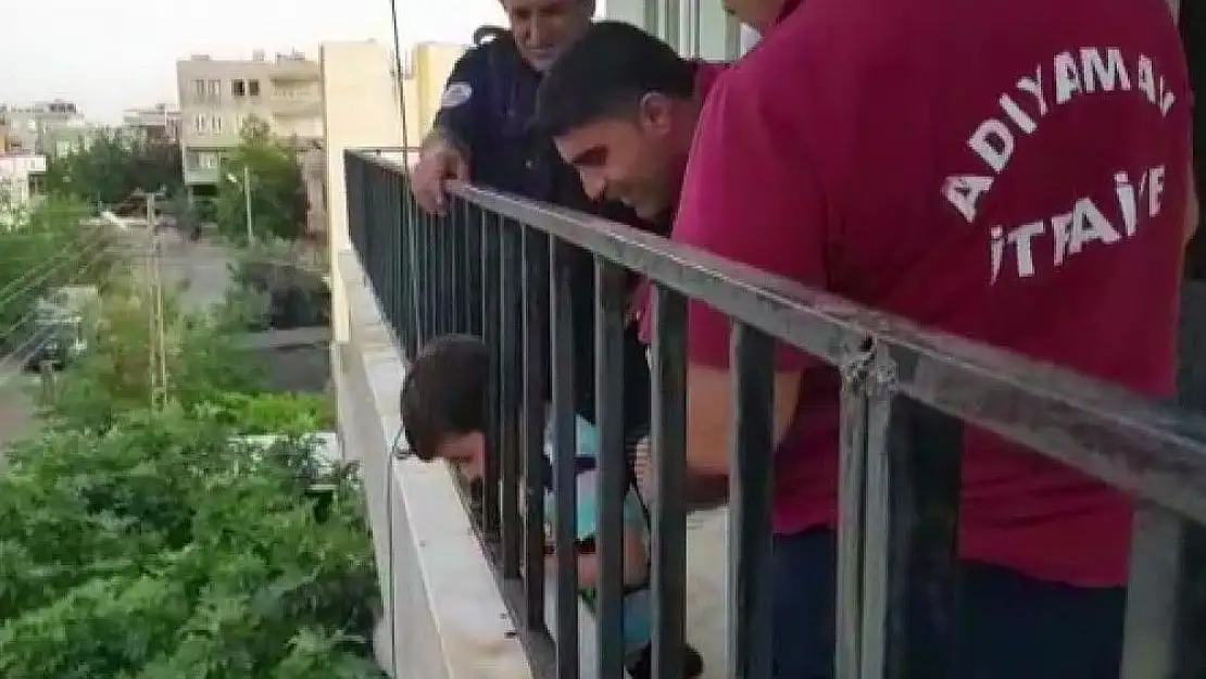 'Kafasını demir korkuluklara sıkıştıran çocuk kurtarıldı'