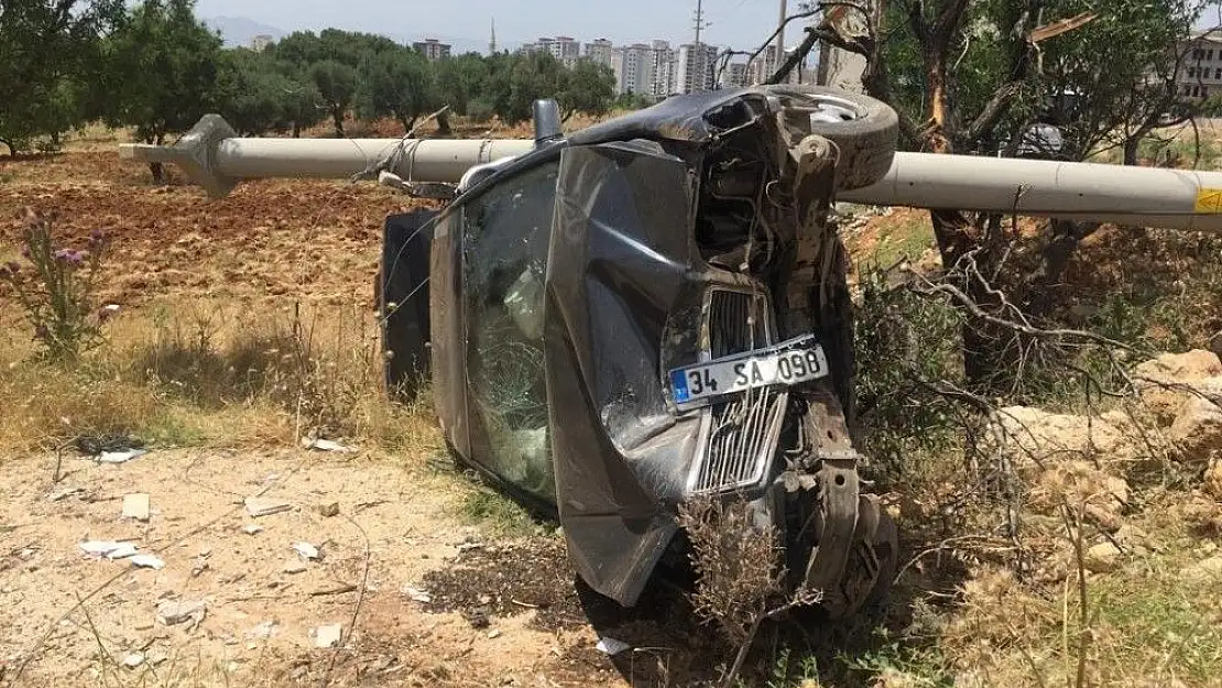 'Otomobil elektrik direğine çarptı: 3 yaralı'