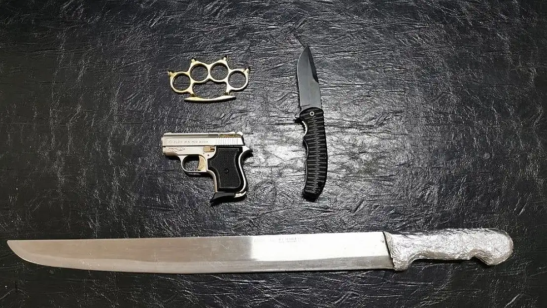 'Şüpheli otomobilde döner bıçağı ve tabanca ele geçirildi'