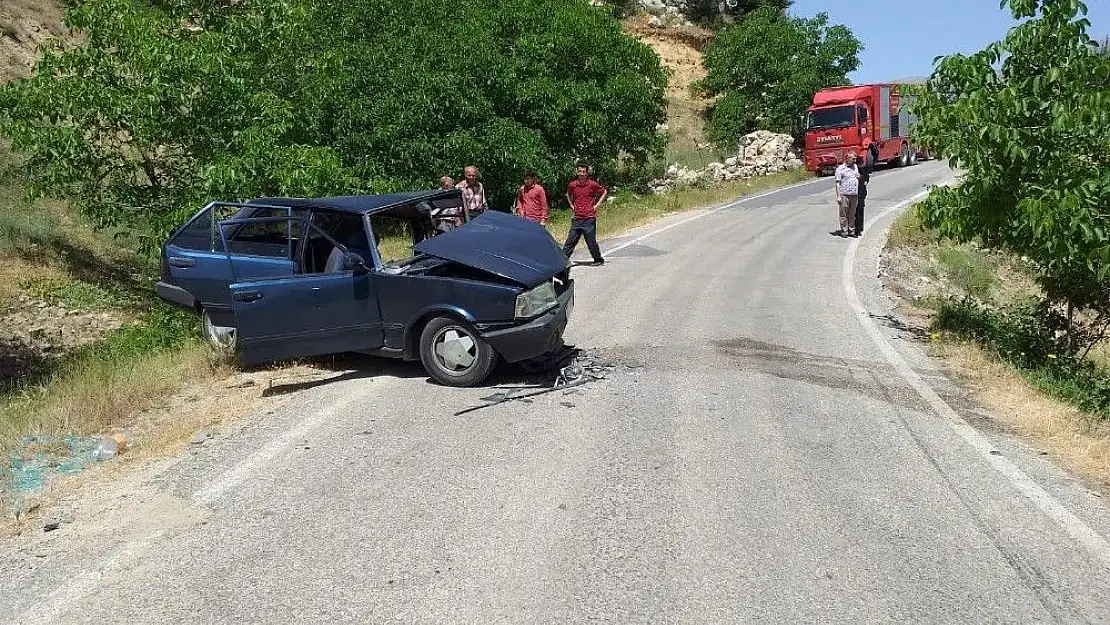 'İki otomobil kafa kafaya çarpıştı: 13 yaralı'