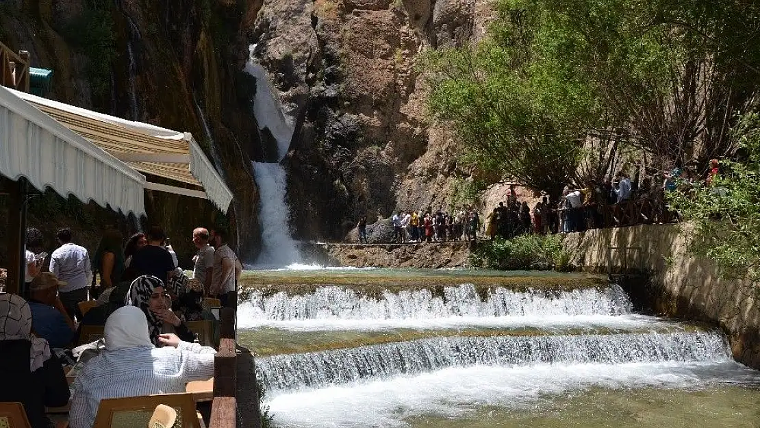'Günpınar Şelalesi bayramda dolup taştı'