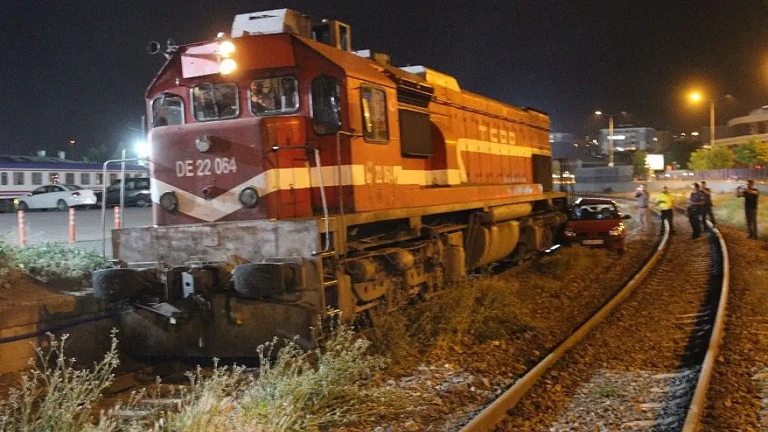 'Lokomotif otomobille çarpıştı'