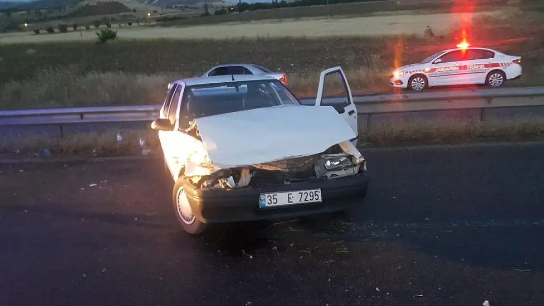 'Otomobil bariyerlere çarptı: 3 Yaralı'