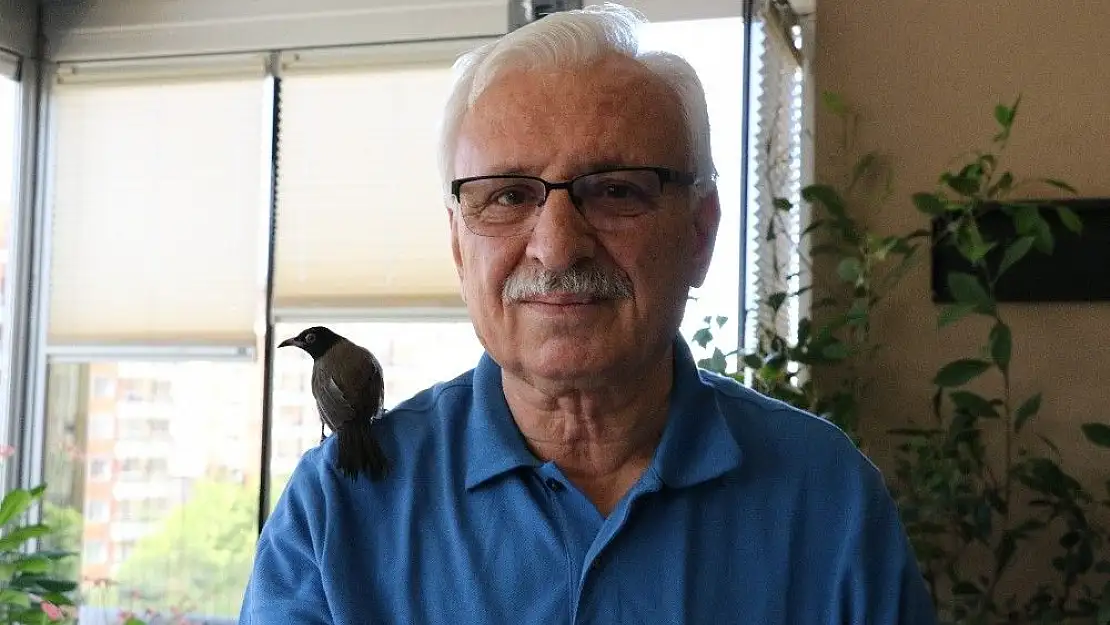 'Yolda bulduğu yavru kargaya gözü gibi bakıyor'