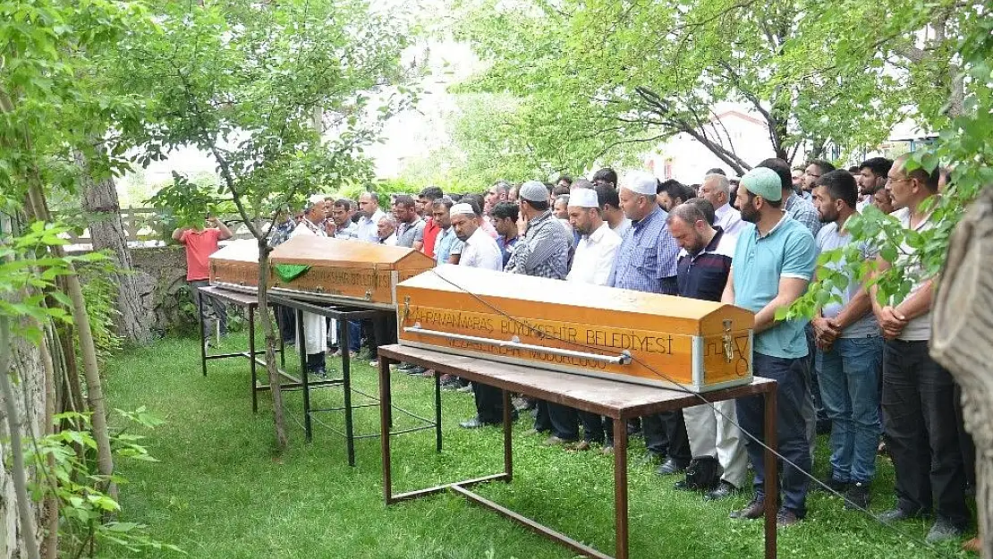 'Kazada ölen anne, baba ve oğul yan yana defnedildi'