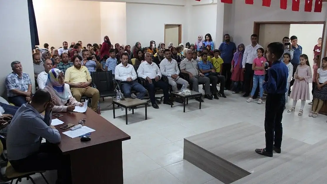 'Öğrenciler okula şiirle veda etti'