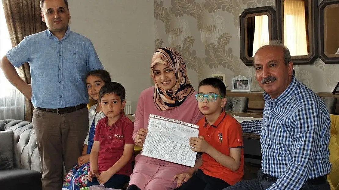 '7 yaşında ilk karne heyecanını evinde yaşadı'