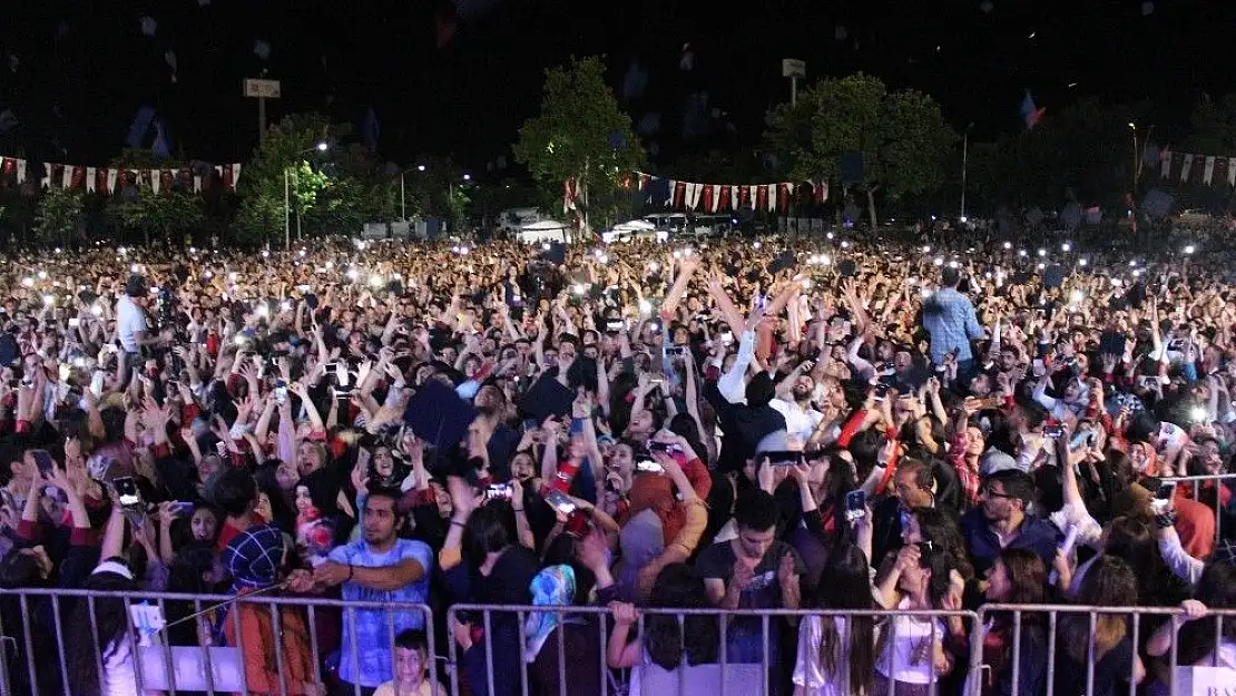 'Aynı anda kep atan binlerce öğrenciden coşkulu kutlama'