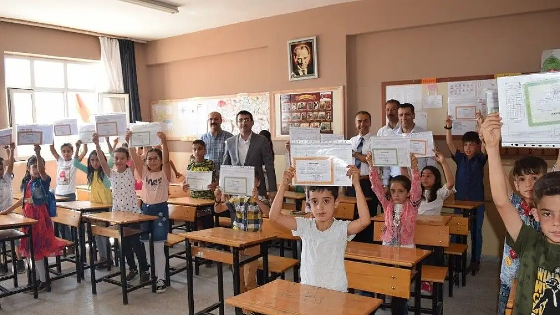 'Besni´de 18 bin 94 öğrenci karne sevinci yaşadı'