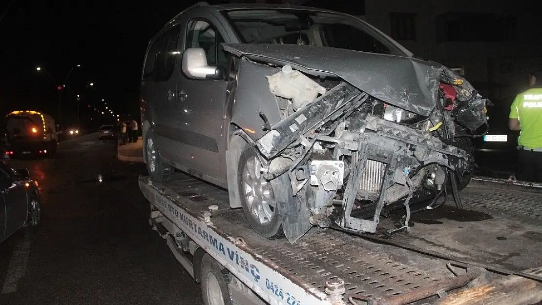 'Minibüsle, hafif ticari araç çarpıştı: 3 yaralı'