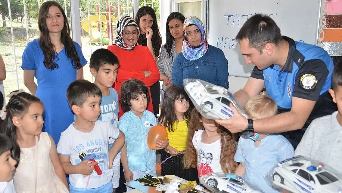 'Polisten ilk kez karne heyecanı yaşayan öğrencilere hediye'