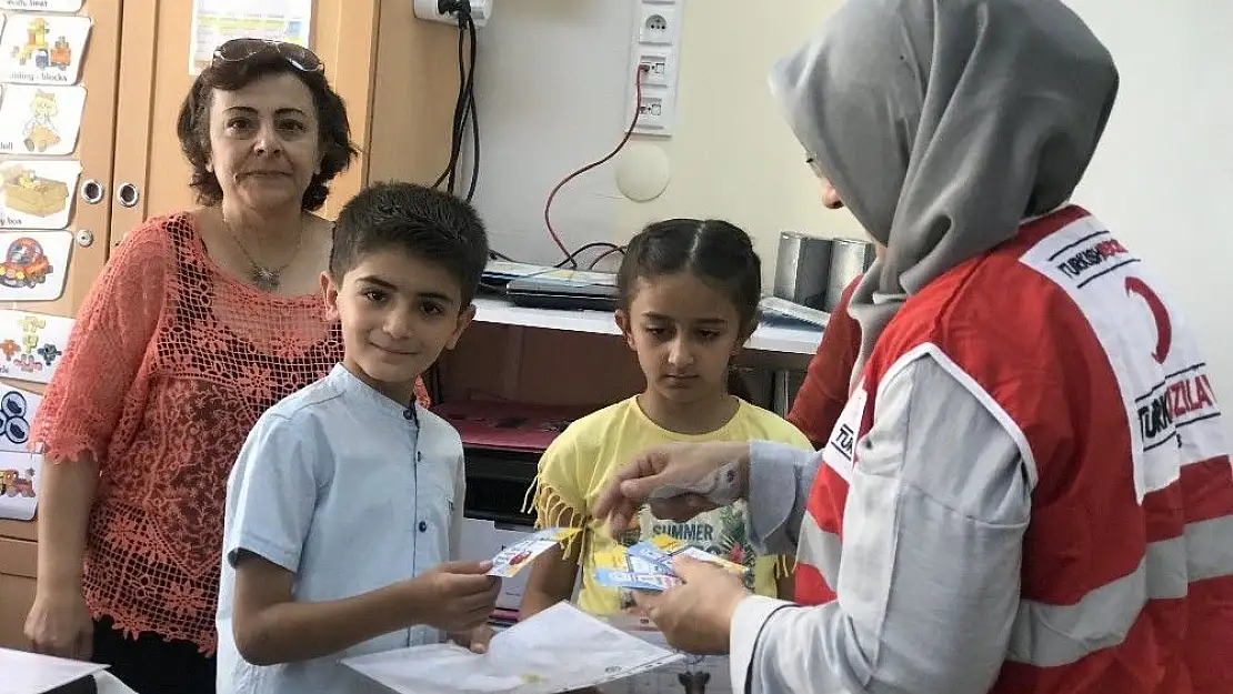'Türk Kızılayı çocukların karne sevincini paylaştı'